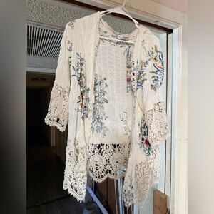 Solitaire Ivory Floral Lace Sweater Cape